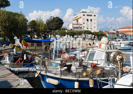 Les bateaux de pêche locaux dans le port de Viareggio, Riviera toscane, Toscane, Italie Banque D'Images