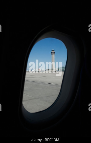 Tour de contrôle vue à travers la fenêtre d'un avion Banque D'Images