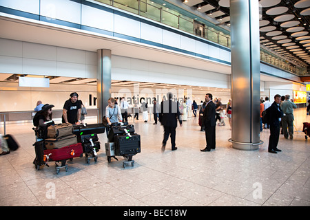 Les gens à l'arrivée des vols internationaux l'aéroport de Heathrow London England UK Banque D'Images