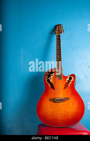 Guitare semi-acoustique simple contre blue Banque D'Images