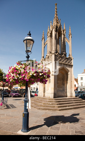 Lampadaire avec des paniers de fleurs en market place Devizes Wiltshire England UK Banque D'Images