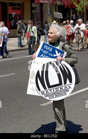 Broadway, New York City : anti-guerre et paix mars exprimant une insatisfaction générale à l'égard des politiques de l'administration Bush Banque D'Images