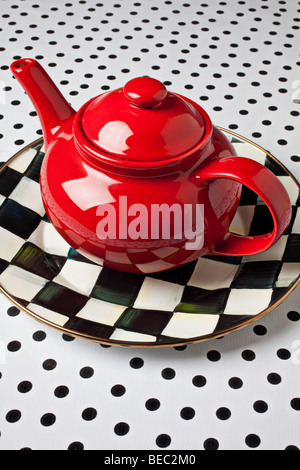 Red Teapot sur plaque damier Banque D'Images