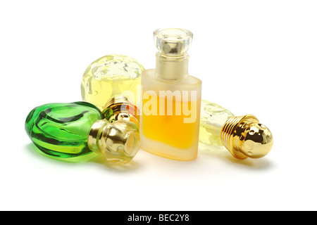 4 bouteilles de parfum sur fond blanc Banque D'Images