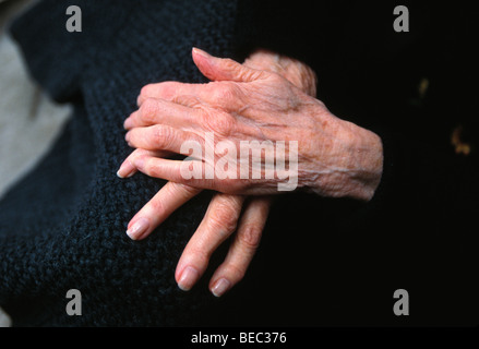 Les mains de repos d'une vieille femme de 90 ans. M. Banque D'Images