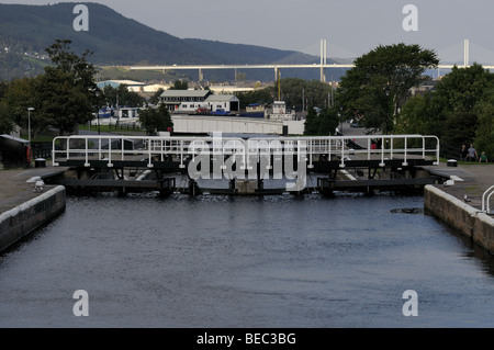 Vue sur les écluses du Canal Calédonien vers l'ancien port de plaisance et le pont Kessock Banque D'Images