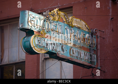 Elle chante dans les rues de Portland, Oregon, USA Banque D'Images