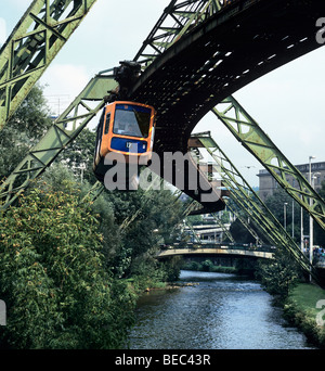 Un train sur le monorail Wuppertaler Schwebebahn passant au-dessus de la rivière Wupper, Wuppertal, Germanycarriage Banque D'Images