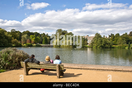 Des étudiants par le lac, le Village de Vale ( logements étudiants campus ), Edgbaston, Université de Birmingham, UK Banque D'Images