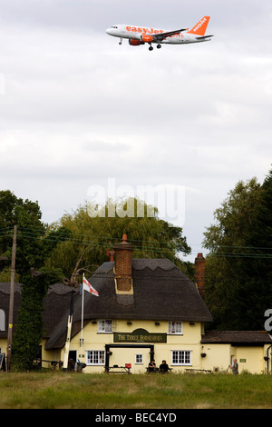 Un jet passagers d'Easyjet au-dessus des trois fers pub dans Molehill Green, Essex, sur sa façon d'atterrir à l'aéroport de Stansted Banque D'Images