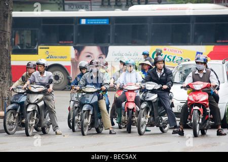 Les gens la trottinette/cyclomoteurs au Vietnam à Ho Chi Minh Ville/Saigon Banque D'Images