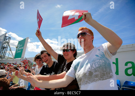 Les partisans de cricket célèbre exécute quatre Carnegie Headingly Stadium Yorkshire County Cricket Club England UK Banque D'Images