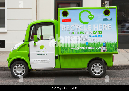 La collecte des véhicules électriques pour le recyclage des contenants de boissons à Londres, Angleterre Banque D'Images