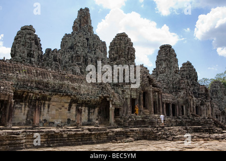 Le Bayon, un temple Khmer à Angkor au Cambodge au centre d'Angkor Thom. Construit à la fin du 12e siècle-début 13e siècle. Banque D'Images