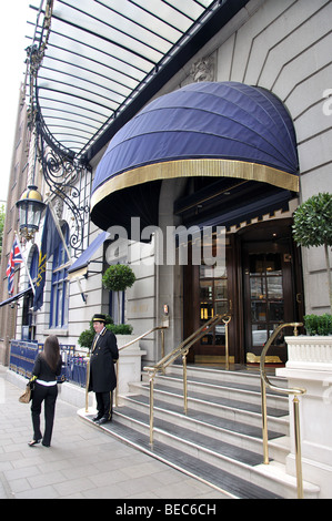 Portier au Ritz Hotel London, Piccadilly, City of Westminster, Londres, Angleterre, Royaume-Uni Banque D'Images