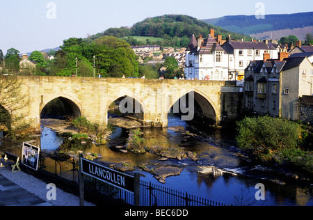 Pont de Llangollen Wales Clwyd rivière Dee UK Ville paysage paysage vue voyage tourisme, petite ville frontière galloise ponts villes Banque D'Images