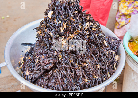 Mygales frites en vente sur l'arrêt de car au Cambodge Banque D'Images