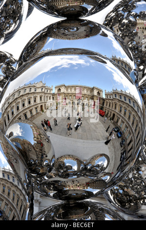 Sculpture d'Anish Kapoor en face de la Royal Academy, Piccadilly, City of Westminster, London, England, United Kingdom Banque D'Images