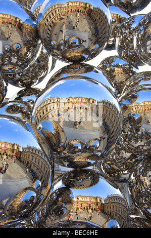 Sculpture d'Anish Kapoor en face de la Royal Academy, Piccadilly, City of Westminster, London, England, United Kingdom Banque D'Images