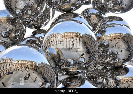 Sculpture d'Anish Kapoor en face de la Royal Academy, Piccadilly, City of Westminster, London, England, United Kingdom Banque D'Images