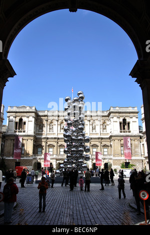 Sculpture d'Anish Kapoor en face de la Royal Academy, Piccadilly, City of Westminster, London, England, United Kingdom Banque D'Images