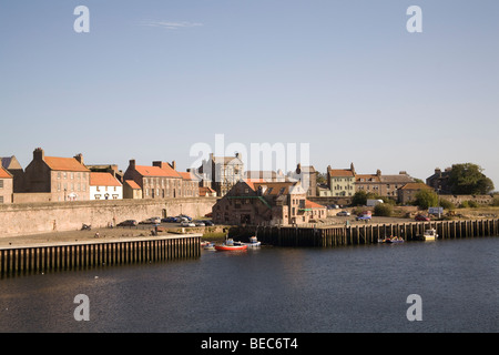 Berwick on Tweed Northumberland England UK à la recherche de l'autre côté de la rivière Tweed de Tweedmouth à Pier Road et les murs de la ville Banque D'Images