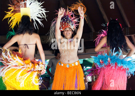 Des danseurs traditionnels polynésiens de Rarotonga aux îles Cook dans le Pacifique Sud Banque D'Images