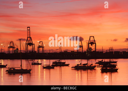 Yachts amarrés au lever du soleil. Las Palmas, Gran Canaria, îles Canaries. Banque D'Images