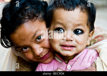 Mignons enfants népalais dans la vallée de Katmandou, Népal. Banque D'Images