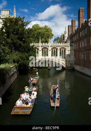 Punt Bateaux au Pont des Soupirs au st. John's College de Cambridge, Cambridgeshire, Royaume-Uni. Banque D'Images