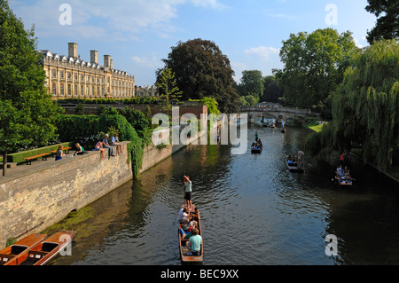 La navigation de plaisance, soi-disant en barque sur la rivière Cam, sur la gauche un bâtiment du King's College, Cambridge, Cambridgeshire, Angleterre, Banque D'Images