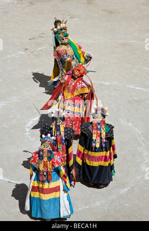 Les moines portant des costumes et des masques d'effectuer une danse rituelle. Phyang Gompa festival. Ladakh. L'Inde Banque D'Images