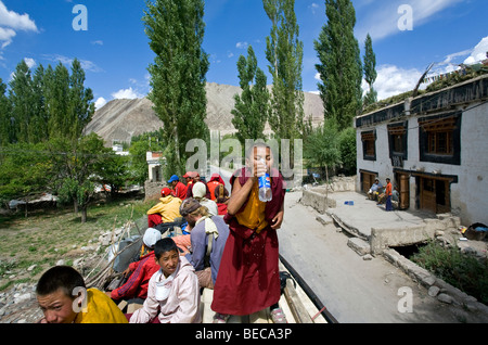 Les passagers sur le toit d'un bus. Leh-Lamayuru road. Ladakh. L'Inde Banque D'Images