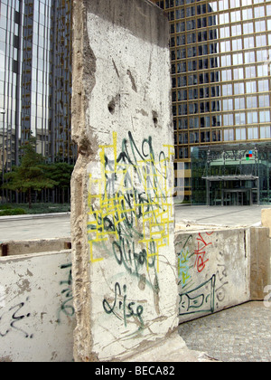 Section préservée du mur de Berlin le Kommandanten Strasse, Berlin, Allemagne. Une partie du mur est à gauche, à côté de nouveaux bâtiments. Banque D'Images