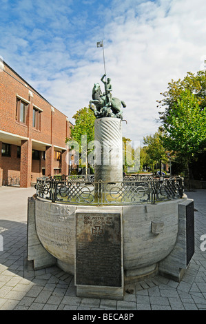 Saint Georges Fontaine, sculpture, Monument aux Morts, Place de la Mairie, Ahaus, Münster, Rhénanie du Nord-Westphalie, Allemagne, Europe Banque D'Images