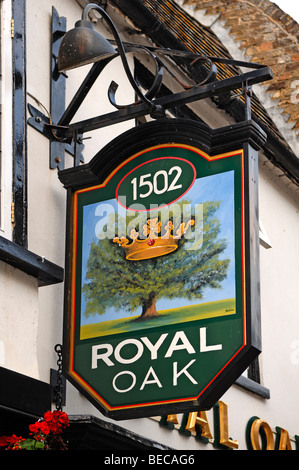 Enseigne de pub, Royal Oak, Crown Street, St Ives, Cambridgeshire, Angleterre, Royaume-Uni, Europe Banque D'Images