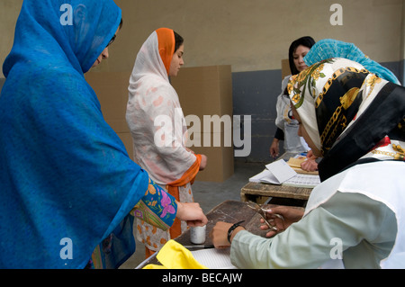 Élections afghanes 20 août 2009 centres de vote de l'école de filles Zarghuna, District 10. Le vote. Banque D'Images