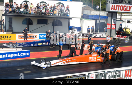 Les Dragsters se préparer pour participer à la compétition de la FIA European Drag Racing Championship finales à Santa Pod, en Angleterre. Banque D'Images