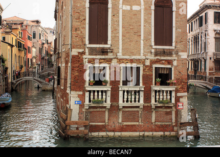 Maison au milieu d'un canal, Sestiere di Castello, Venise Banque D'Images