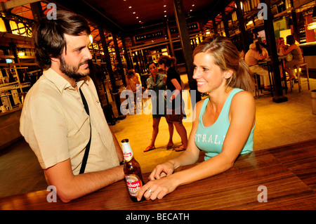 Jeune couple dans le bar Qué bonito es Panamá dans le Mercado de la Reina, Gran Vía, sortir, Madrid, Espagne, la péninsule ibérique, Banque D'Images