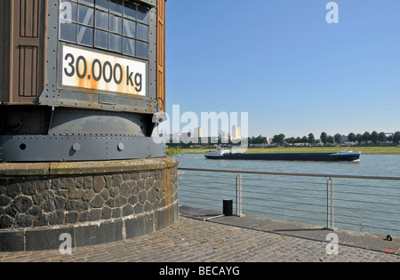 Grue du port historique de Rheinauhafen, Cologne, Rhénanie du Nord-Westphalie, Allemagne, Europe Banque D'Images