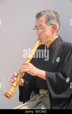 L'homme japonais jouant la flûte de bambou japonaise sur les rives de la rivière Kamo, Kyoto, Japon, Asie de l'Est, Asie Banque D'Images