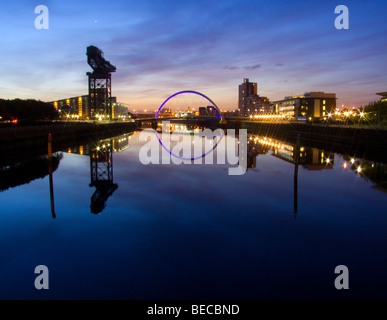 Le lever du soleil sur la rivière Clyde Clyde lumineux avec vue sur l'Arc et venus sur le ciel, Glasgow Banque D'Images