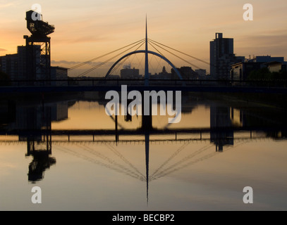 Le lever du soleil sur la rivière Clyde avec silhouettes des ponts et bâtiments, Glasgow Banque D'Images