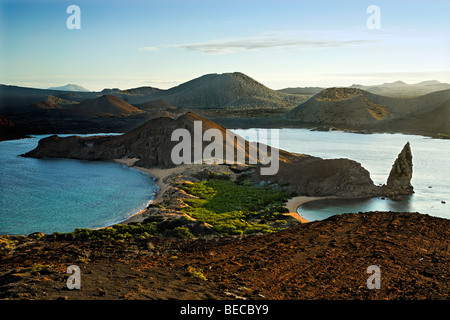 Vue de la Baie de Sullivan avec plage, Pinnacle Rock et de l'île de Santiago à l'horizon, l'île de Bartolomé, Galapagos, l'UNESCO Achipelago W Banque D'Images