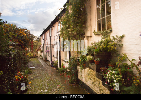 Rangée de cottages pittoresques dans une rue pavée à Knutsford, Cheshire, Angleterre, Royaume-Uni Banque D'Images