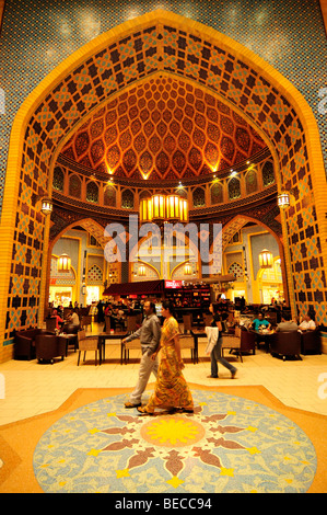 Richement décorés arch dans le cadre de la Perse Ibn Battuta Mall, galerie marchande, Dubaï, Émirats arabes unis, l'Arabie, la mi Banque D'Images