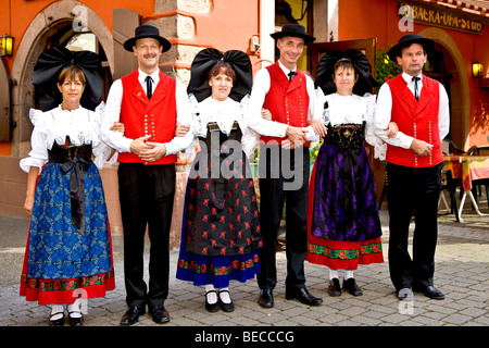 La danse folklorique dans la rue de Ribeauvillé, Alsace, France Banque D'Images