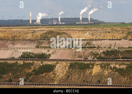 Tapis roulants à Garzweiler mine à ciel ouvert de lignite (charbon brun prendre) à l'Frimmersdorf power station, de l'Allemagne. Banque D'Images