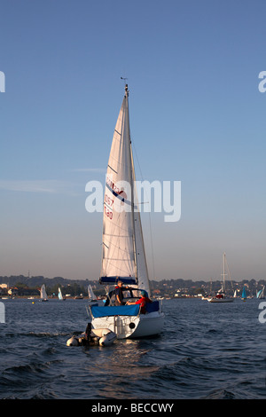 S'amuser dans un yacht, naviguer autour du port de Poole à Poole, Dorset Royaume-Uni en été Banque D'Images